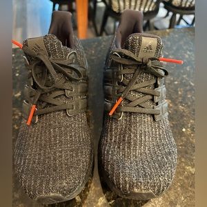 Adidas men’s 8 / women’s 9.5 Ultra Boost sneakers.
